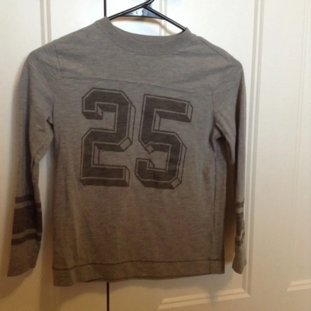 Old Navy boys size small 6/7 long sleeved t